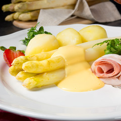 asparagus with light ham and bechamel sauce