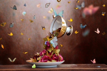 Tazzina con fiori e farfalle