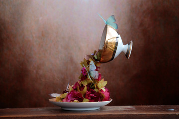 Tazzina con fiori e farfalle