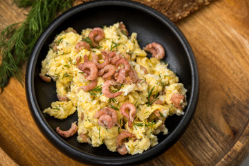 Krabben Rührei mit Friesischen Nordseekrabben, Dill und Schwarzbrot in Holz Schale auf Marmor Hintergrund