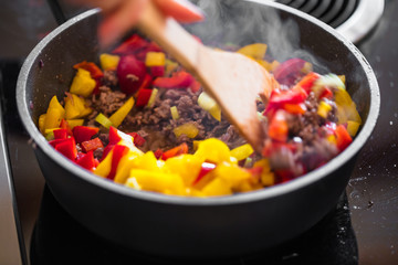 Pfanne mit Hackfleisch und paprika, bolognese zubereitung