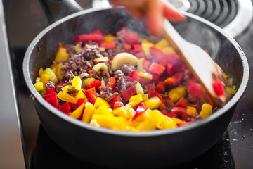 Pfanne mit Hackfleisch und paprika, bolognese zubereitung
