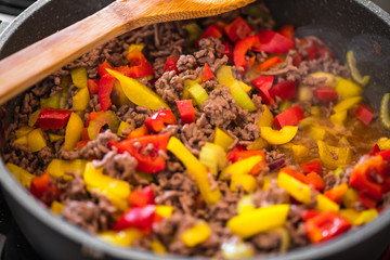 Pfanne mit Hackfleisch und paprika, bolognese zubereitung