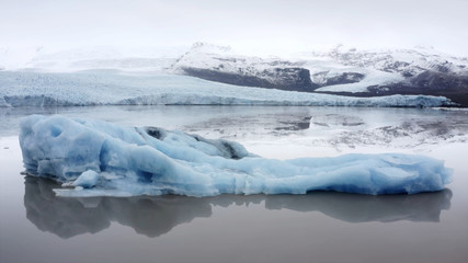 icebergs in jokulsarlon iceland