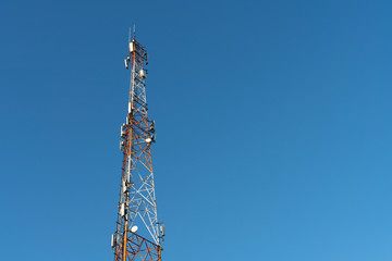 Obraz premium the design of the metal tower to communicate with the equipment on the background of blue sky