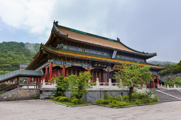 Obraz premium Buddhist temple at Tianmenshan nature park - Zhangjiajie China