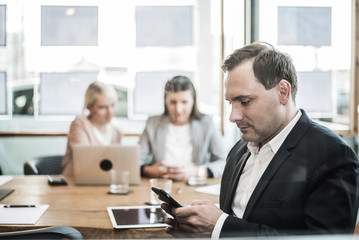 Geschäftsleute beim Meeting mit Laptop