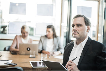 Geschäftsleute beim Meeting mit Laptop