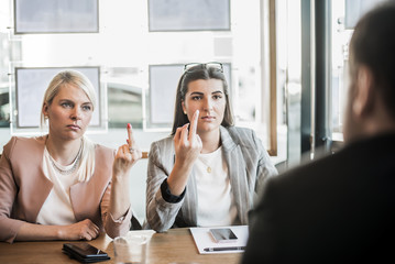 Stinkefinger im Büro bei der Besprechung