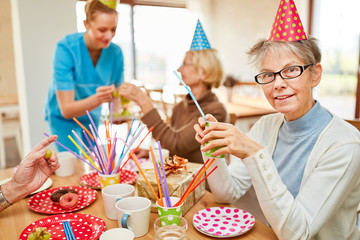 Senioren trinken Kaffee auf Geburtstagsfeier