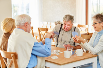 Senioren Freunde spielen Karten im Seniorenheim