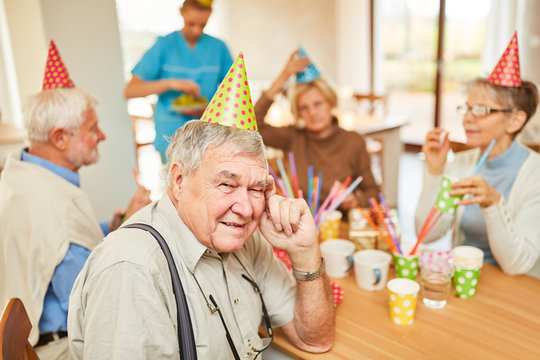 Gruppe Senioren auf einer Geburtstagsfeier