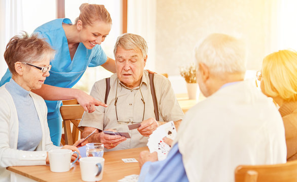 Senioren spielen Karten in der Freizeit im Altersheim