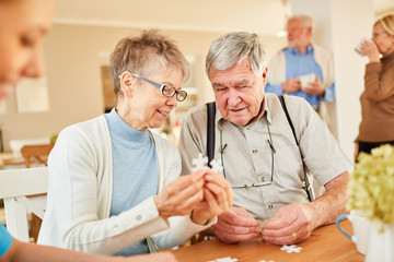 Senioren Paar mit Demenz beim Puzzle spielen