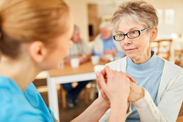 Depressive Seniorin wird von Pflegedienst getröstet