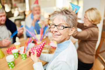 Senior Frau im Altenheim feiert Fasching