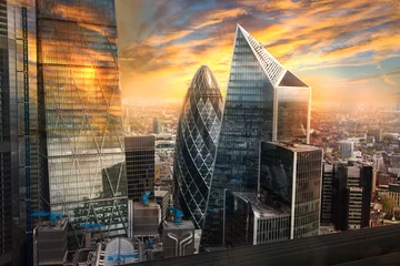 Foto op Canvas Stad van Londen, VK. Horizonmening van het beroemde financiële bankdistrict van Londen bij gouden zonsonderganguur. Uitzicht omvat wolkenkrabbers, kantoorgebouwen en prachtige lucht. © IRStone