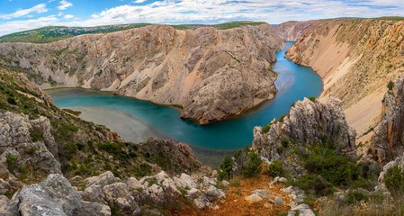 Widok na rzekę Zrmanja w Chorwacji © arkezz