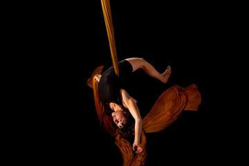 Mujer con telas acrob&aacute;ticas en estudio