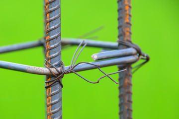 Bringing two steel wires together by binding with wire