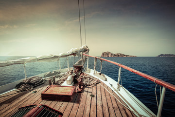 Bateau à voile naviguant vers l'horizon