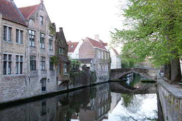 Fototapeta na wymiar Brügge, Belgien Blick auf einen Kanal in der Dämmerung