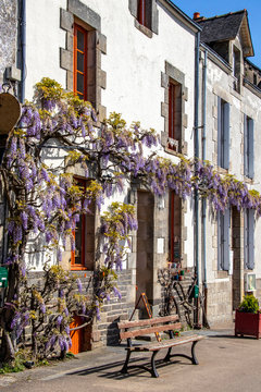 Rochefort-en-terre. Fa&ccedil;ade de maison ancienne en granit. Morbihan. Bretagne
