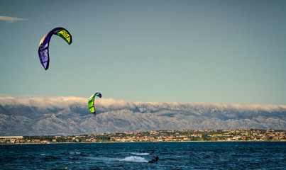 Dwa latawce na silnym wietrze na morzu śródziemnym w Chorwacji