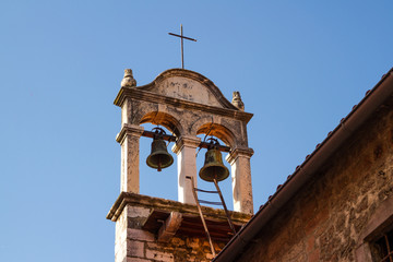 Dzwony na zabytkowej wieży kościelnej 