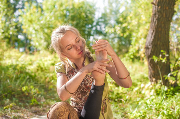 Fototapeta premium Proffesional masseuse performs a relaxing massage in nature.