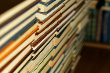 Obraz premium Books in solid overflow on the background of a bookshelf close-up