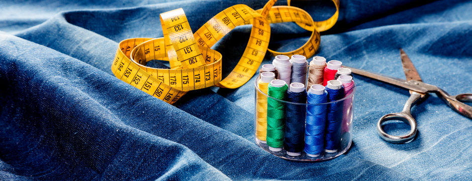 N&auml;hen von Indigo-Jeans ,industrielles Konzept des mode industrie