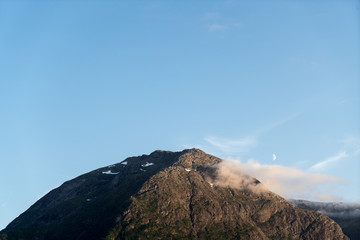 Fototapeta premium Abendlicht in Andalsnes und dem Isfjord