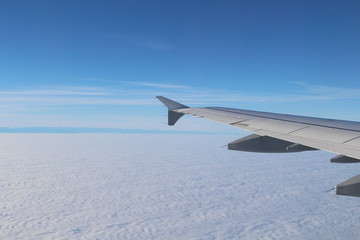 Obraz premium Blick aus einem Verkehrsflugzeug blauer Himmel