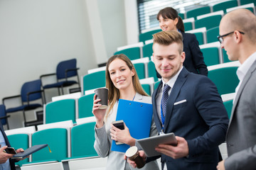 Geschäftsleute mit Tablet in einer Seminar Pause