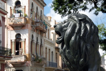 Ville de La Havane, un des lions sculpt&eacute;s Le long du Pas&eacute;o del Prado et ses immeubles de style, Cuba, Cara&iuml;bes	