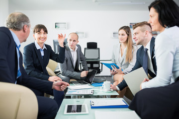 Geschäftsleute diskutieren zusammen ein Projekt
