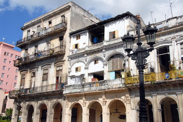 Fototapeta na wymiar La Havane, immeubles vétustes et arcades le long du Paséo del Prado, Cuba, Caraïbes