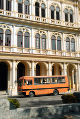 Plakat La Havane, immeuble à arcades le long du Paséo del Prado, bus orange stationné, Cuba, Caraïbes