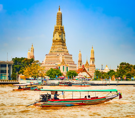 Naklejka premium Piękny widok na War Arun z rzeki. Łódź na pierwszym planie. Bangkok, Tajlandia.