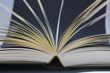 altes buch aufgeschlagen