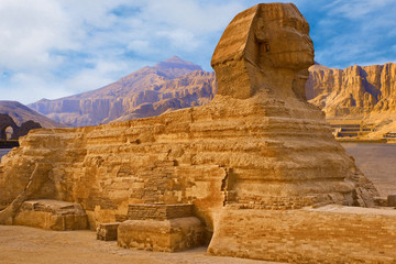 Fototapeta na wymiar View of the sphinx Egypt, the giza plateau in the sahara desert 