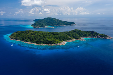 Obraz premium Aerial drone view of diving and snorkel boats around the beautiful tropical Similan Islands in Thailand
