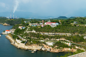 Kuba, Santiago de Kuba;  Blick auf die Hafenanlage, von der Festung  
