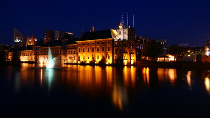 Fototapeta na wymiar Beautiful view to the House of parliament within the historical Binnenhof with the Hofvijver lake by night in The Hague, Netherlands