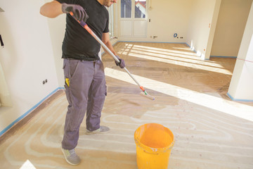 Handwerker beim estrich vorbereitung