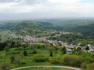 Obraz premium Vue sur le massif des Vosges et le village de Dabo en Moselle. France