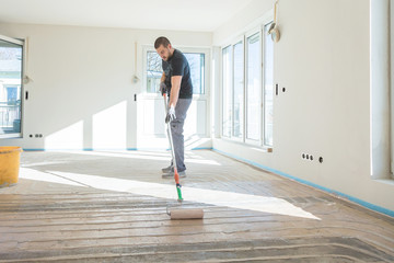 Handwerker beim estrich vorbereitung