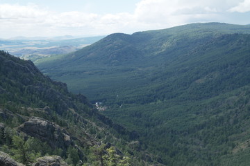 Fototapeta na wymiar mountain view from the top of the mountains