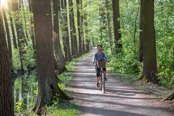 Radfahrerin auf dem Gurkenradweg im Spreewald